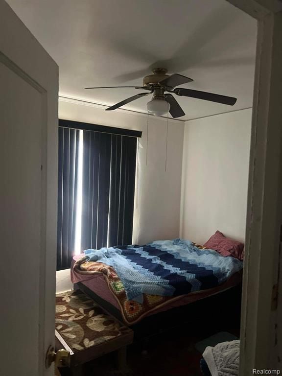 bedroom with ceiling fan