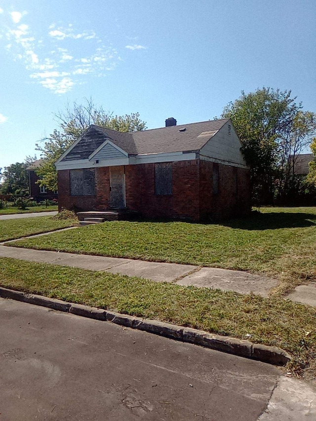 single story home featuring a front lawn