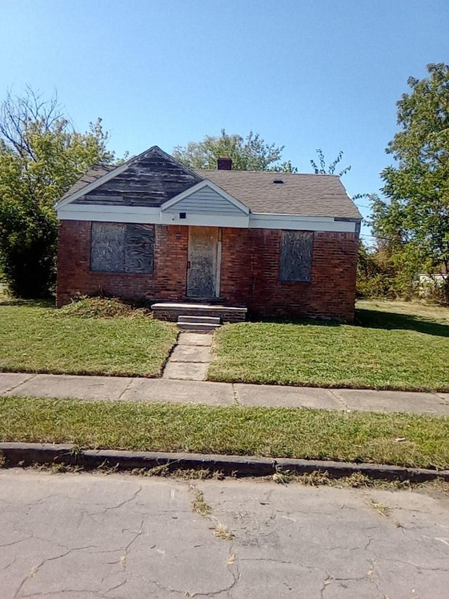 view of front facade featuring a front lawn