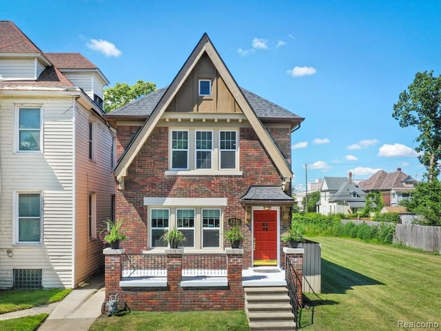 view of front of house featuring a front lawn