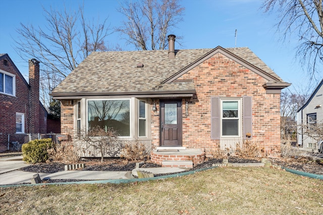 view of front of house featuring a front lawn