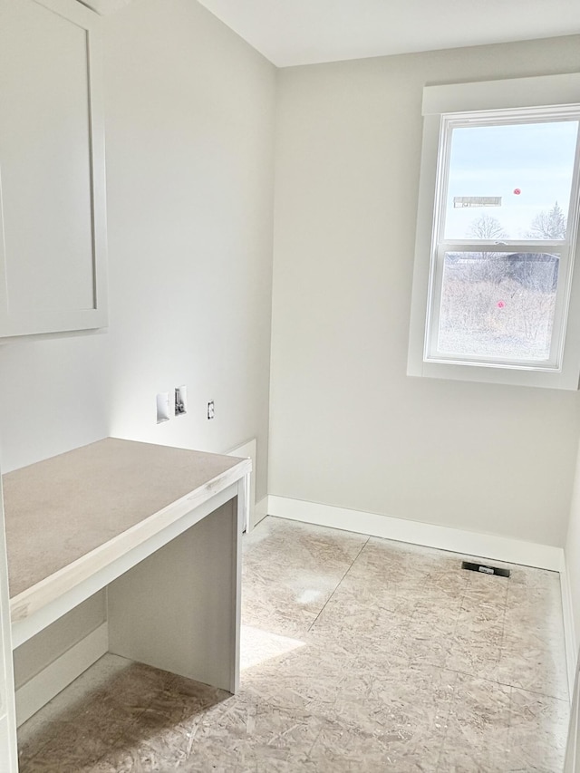 washroom with visible vents and baseboards