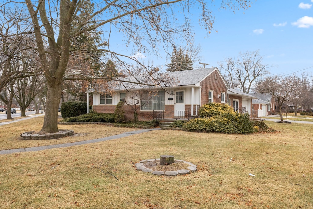 ranch-style home featuring a front yard