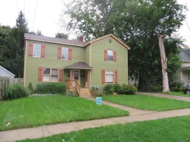 front of property featuring a front lawn