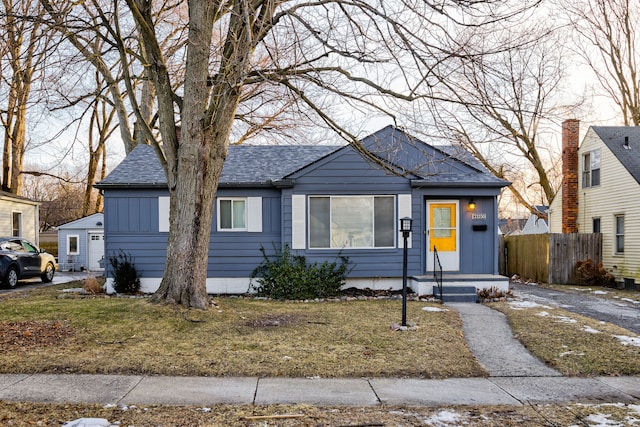 bungalow-style house with a front lawn