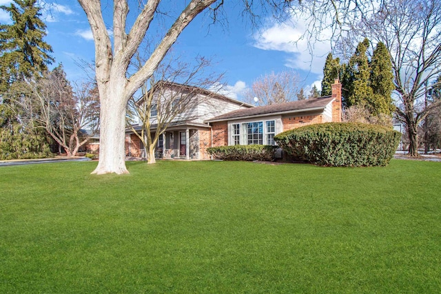 view of front facade with a front yard