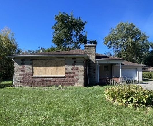 view of front facade featuring a garage and a front yard