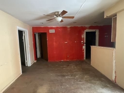 empty room featuring ceiling fan