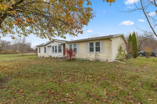 ranch-style house featuring a front yard