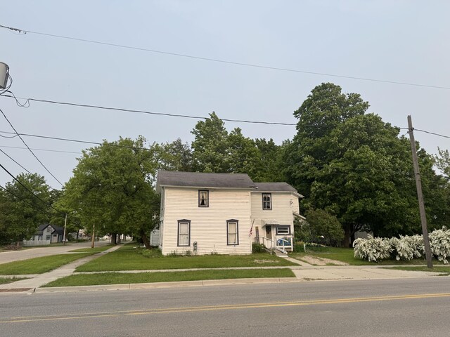 313 W 6th St, Evart, MI 49631 - view of front of property featuring a front yard