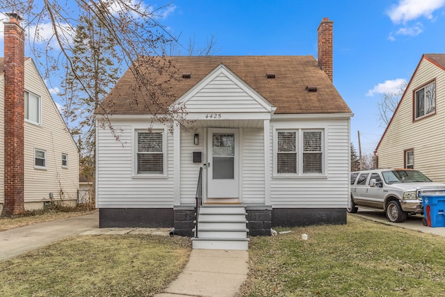 view of front of home featuring a front lawn