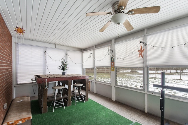 sunroom with ceiling fan