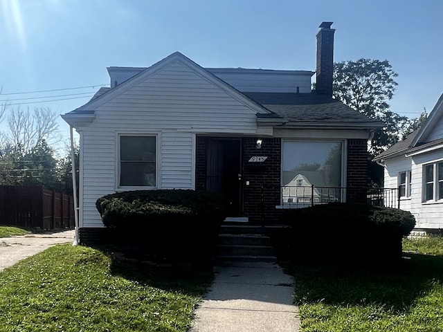 bungalow featuring a front lawn