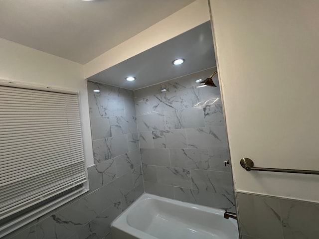 bathroom with tiled shower / bath combo