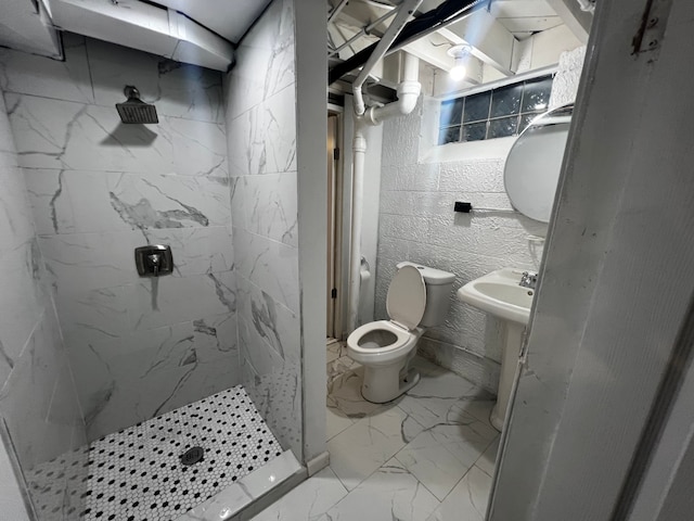 bathroom with tiled shower, toilet, and sink