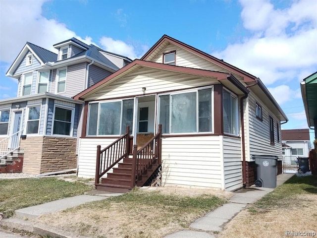 view of front of property featuring a front lawn