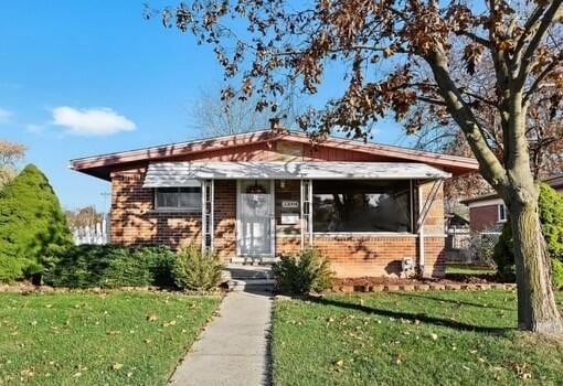 view of front of home with a front yard