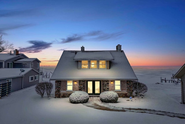 view of front of property featuring a water view