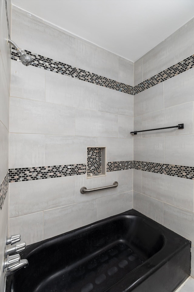 bathroom featuring tiled shower / bath