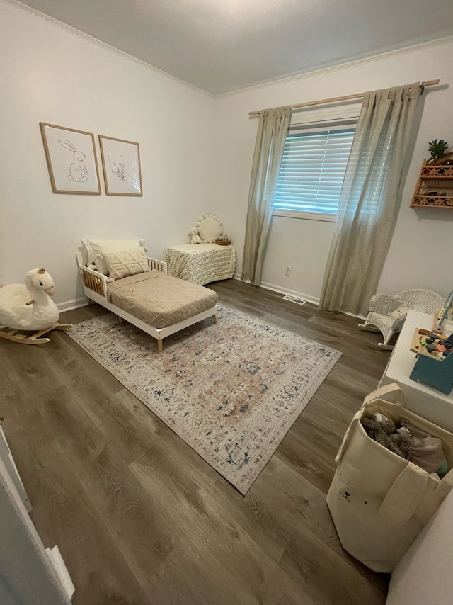 sitting room with dark hardwood / wood-style floors