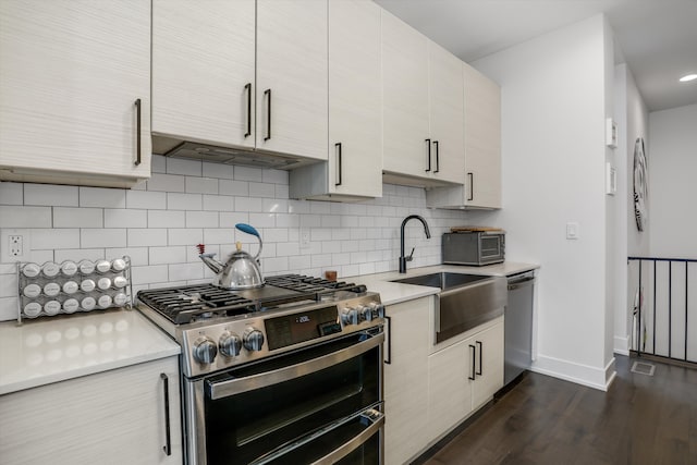 kitchen with tasteful backsplash, stainless steel appliances, dark hardwood / wood-style floors, and sink