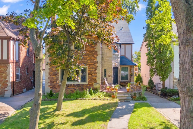 view of front of home featuring a front yard