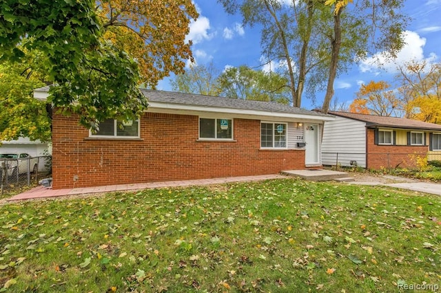 single story home featuring a front yard