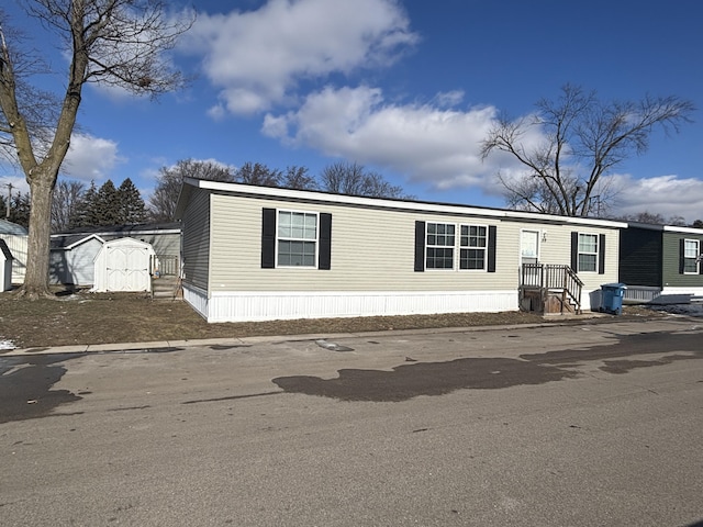 manufactured / mobile home featuring a shed