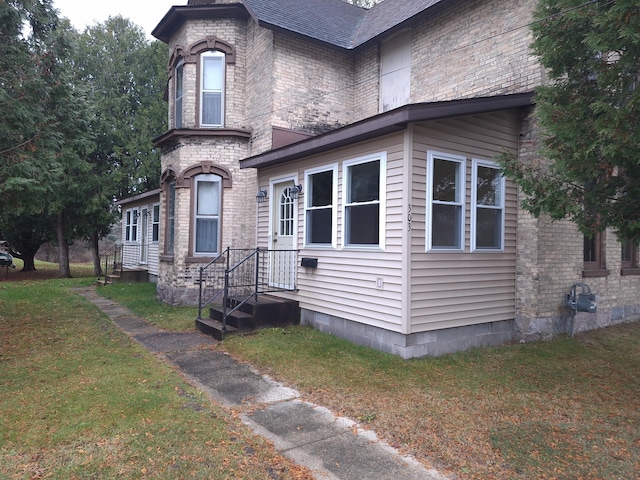 view of front of property featuring a front yard