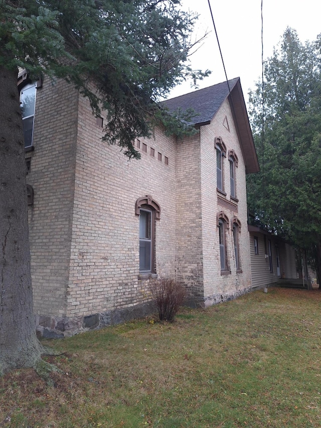 view of side of property featuring a lawn