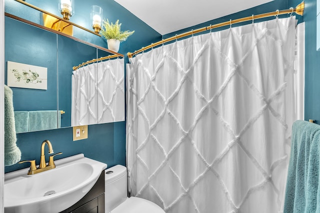 bathroom with vanity, curtained shower, and toilet