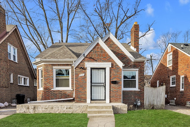 view of front of house with a front lawn