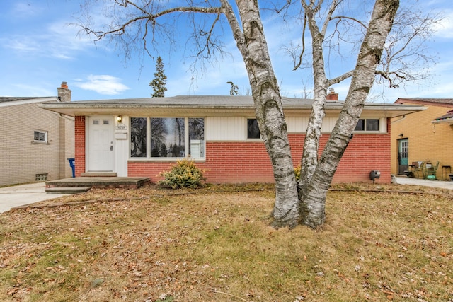 single story home featuring a front lawn