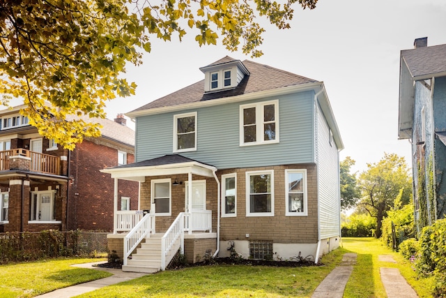 view of front of home featuring a front lawn