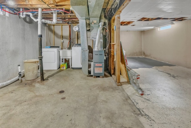 basement with sink and independent washer and dryer