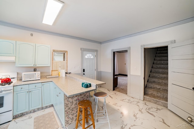 kitchen with a breakfast bar area, ventilation hood, ornamental molding, kitchen peninsula, and white appliances