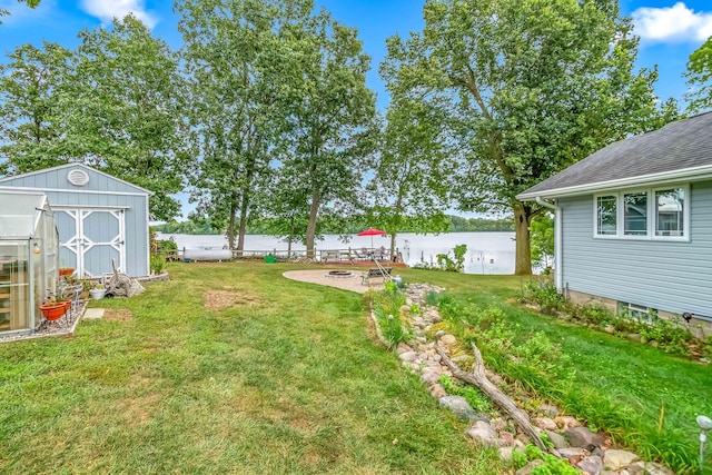 view of yard with a storage shed