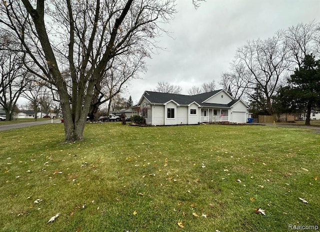 single story home with a front lawn