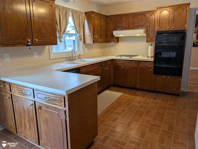 kitchen featuring sink, gas cooktop, oven, and kitchen peninsula