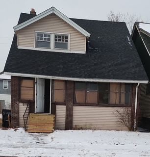 view of front of property with entry steps