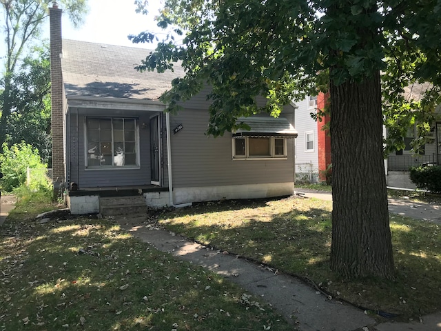 view of front facade with a front lawn