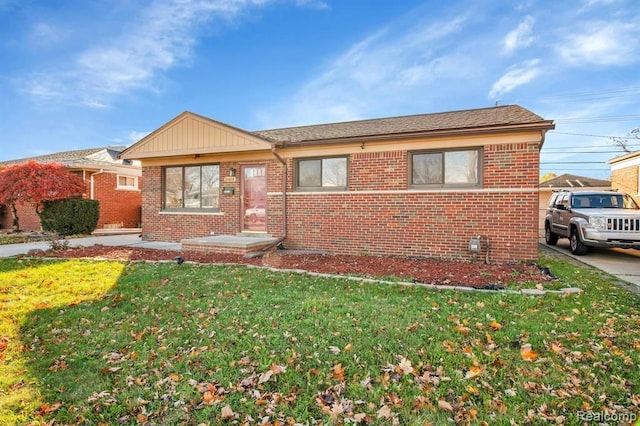 view of front facade with a front yard