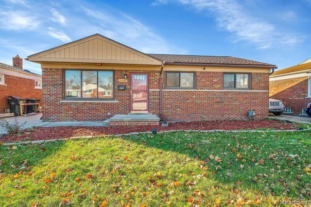 view of front of property featuring a front lawn