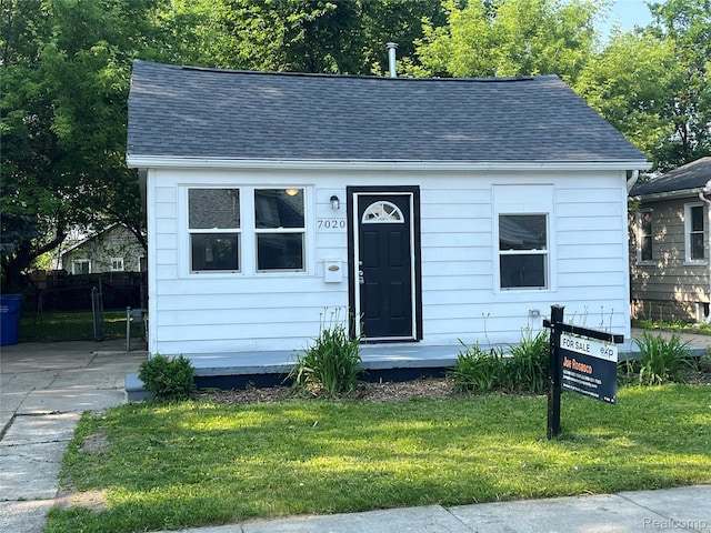 7020 Packard Ave, Warren, MI 48091 - bungalow-style house featuring a shingled roof