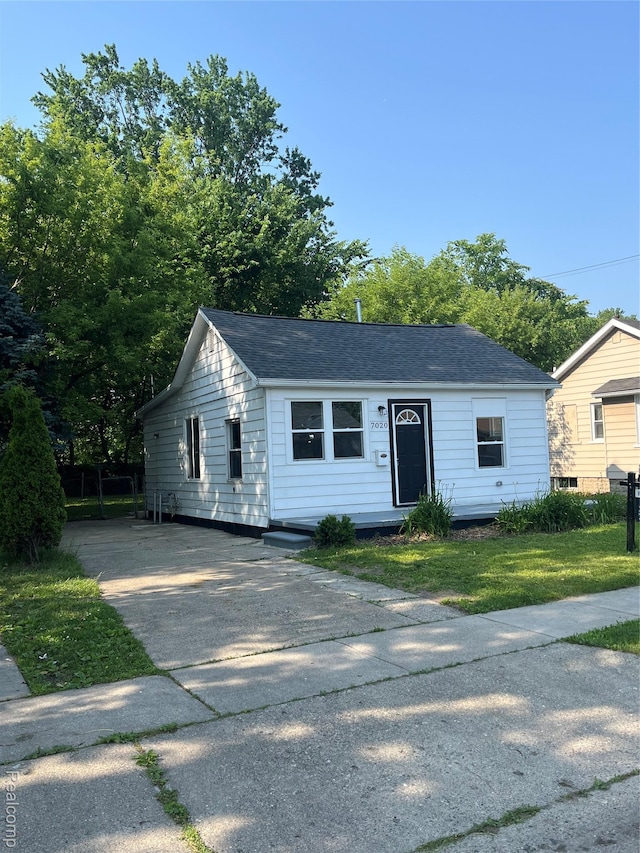 7020 Packard Ave, Warren, MI 48091 - view of front of property featuring a shingled roof