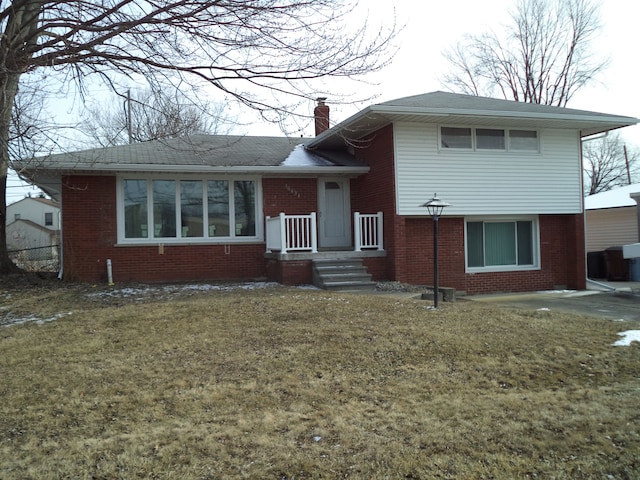 split level home with a front lawn