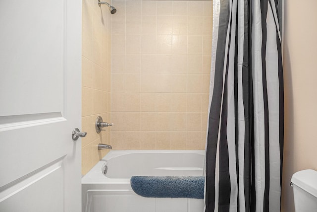 bathroom featuring toilet and shower / bath combo