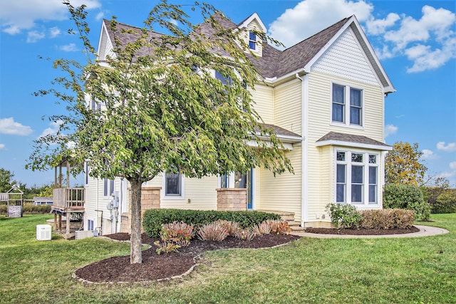 view of front of house featuring a front yard