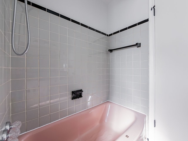 bathroom with tiled shower / bath