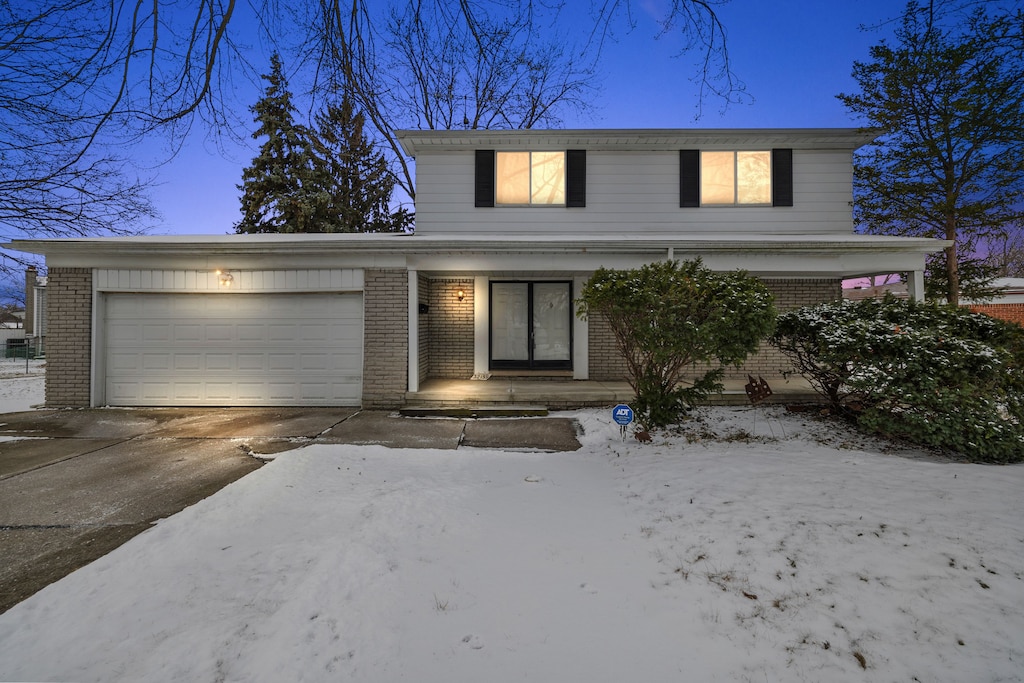 view of front property featuring a garage